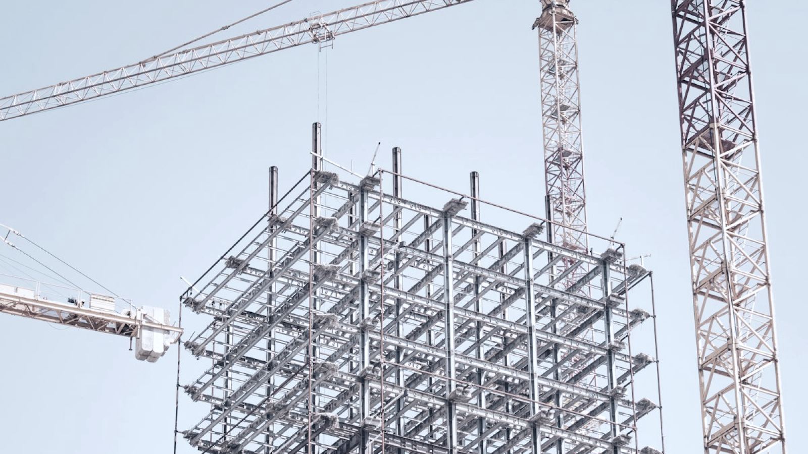 タワークレーンと建設中の建物の鉄骨